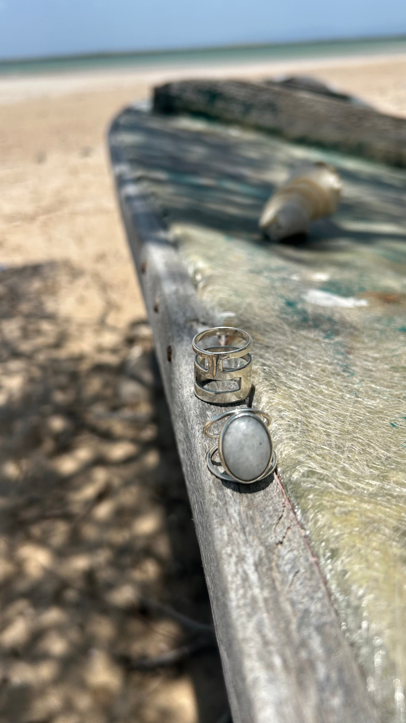 Anillos artesanales sobre madera — Casa Bali Jewelry